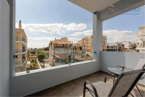 a balcony with a table and chairs and a view at Zed Smart Property Airport by Airstay in Spáta