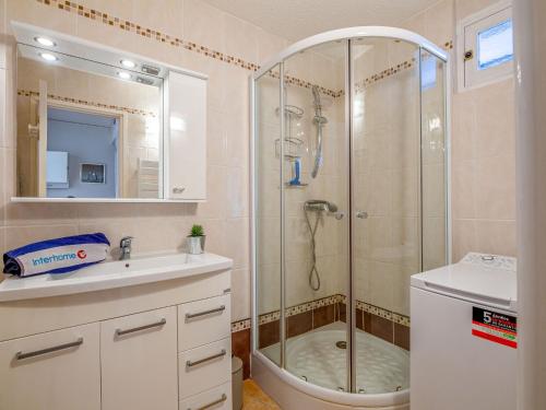 une salle de bain avec douche et lavabo dans l'établissement Apartment Les Sables by Interhome, à Fréjus