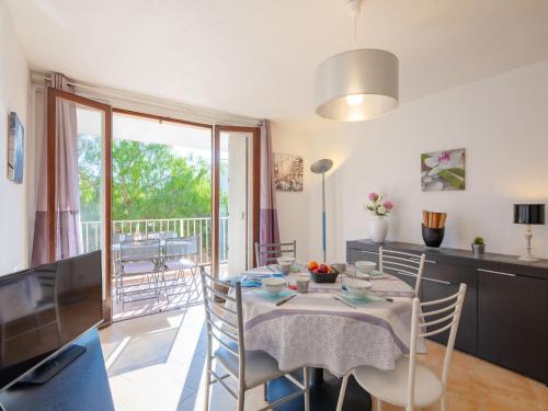 une cuisine et une salle à manger avec une table et des chaises dans l'établissement Apartment Les Sables by Interhome, à Fréjus