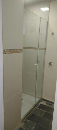 a shower with a glass door in a bathroom at Maravilha e Sossego Enseada Azul-Guarapari WI-FI rápido 350mbs in Guarapari