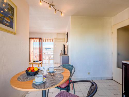 cocina y comedor con mesa y sillas en Apartment Le Capitole-3 by Interhome en Fréjus