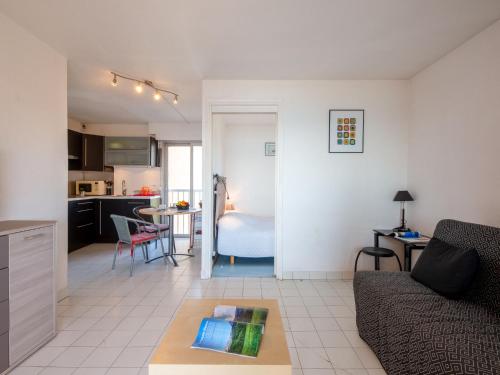 un salon avec un canapé et une table dans l'établissement Apartment Le Capitole-3 by Interhome, à Fréjus
