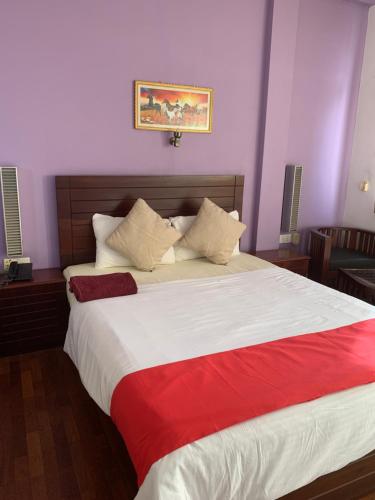 Un ou plusieurs lits dans un hébergement de l'établissement Subhas Tourist Hotel