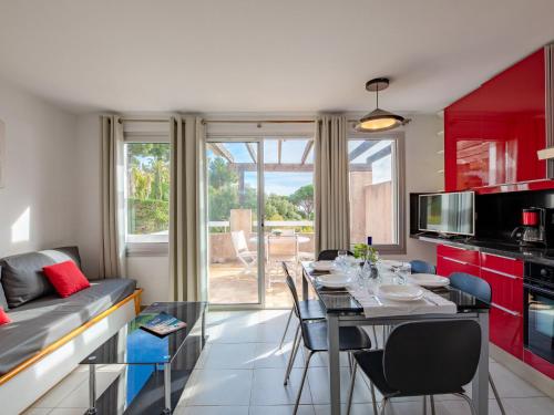 Il comprend une cuisine et un salon avec une table et des chaises. dans l'établissement Apartment Les Coteaux de la Nartelle-17 by Interhome, à Sainte-Maxime
