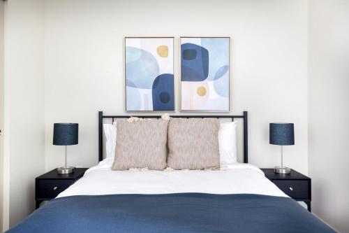 Postel nebo postele na pokoji v ubytování Redmond 1BR w Gym WD Courtyard nr buses SEA-351