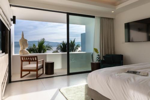 Kerem Luxury Beachfront Villas في Nathon Bay: غرفة نوم مطلة على المحيط