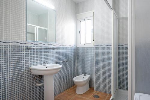 Casa Nesenka 1 في زاهورا: حمام مع حوض ومرحاض