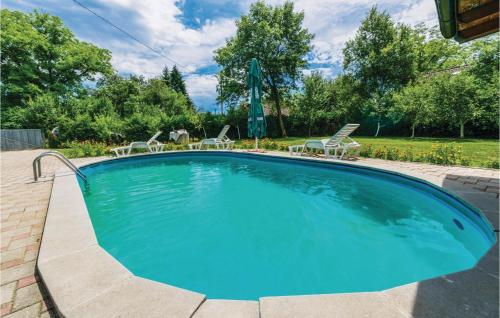 Bazén v ubytovaní Three-Bedroom Holiday Home In Lekenik alebo v jeho blízkosti
