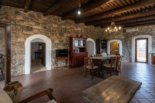 een keuken en eetkamer met een tafel en stoelen bij Villa Antonietta in Alliste