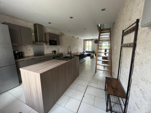 - une cuisine avec un comptoir dans une pièce dans l'établissement Maison Centre ville Blois, à Blois