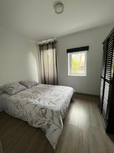 1 dormitorio con cama y ventana. en Maison Centre ville Blois, en Blois
