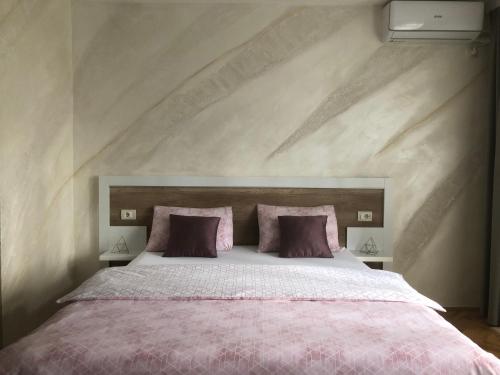 Кровать или кровати в номере Apartments Dunja