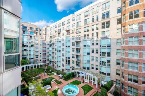 Una vista de la pileta en Penn Quarter 2BR w Gym Pool nr National Mall WDC-167 o alrededores