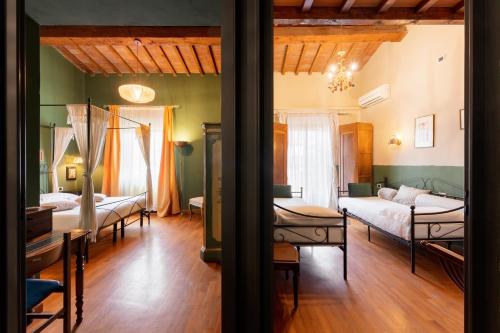 フィレンツェにあるFirenze Rentals Corso 12のベッド3台とテーブル付きの部屋、