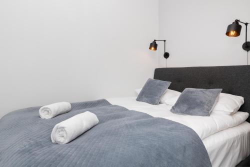uma cama grande com duas almofadas em cima em Butterfly Apartment with Parking by Renters em Gdańsk