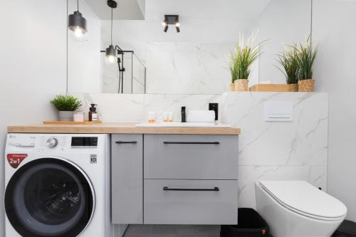 Ένα μπάνιο στο Butterfly Apartment with Parking by Noclegi Renters