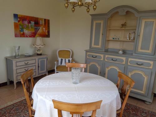 מסעדה או מקום אחר לאכול בו ב-Maison Lumineuse entre Toulouse et Albi