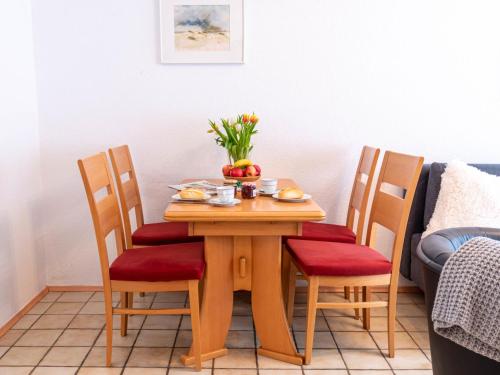 ノルトダイヒにあるApartment Koralle by Interhomeの木製テーブル(椅子付)と果物1杯