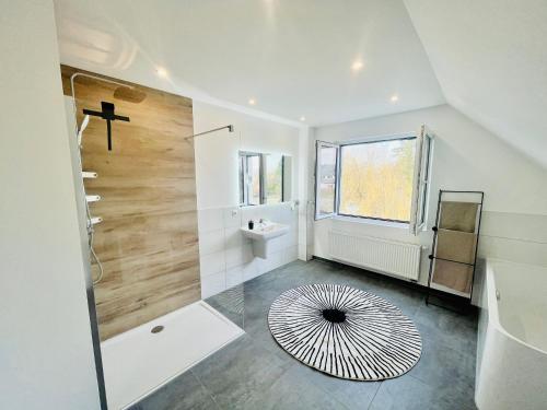 a bathroom with a shower and a spiral rug at Wasserspaß pur - Luxus Ferienhaus bei Berlin, direkt am Wasser, inkl SUPs und Schlauchboot! in Oranienburg