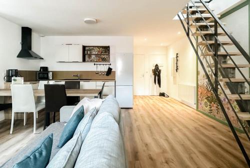 - un salon et une cuisine avec un canapé et un escalier dans l'établissement Rainbow, rue carnot, à Annecy