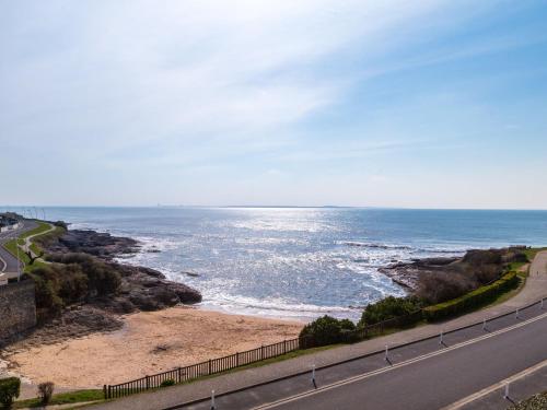 une route à côté d'une plage et de l'océan dans l'établissement Apartment Saint Sordelin by Interhome, à Pontaillac