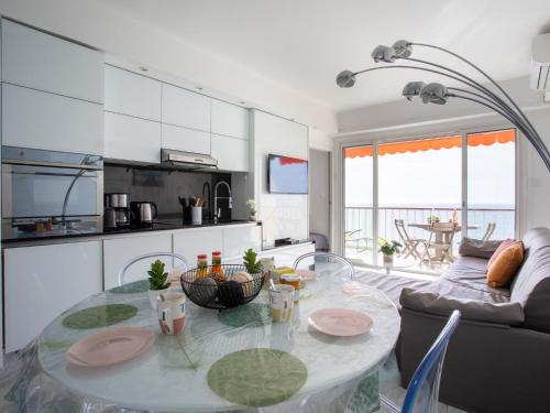 Η κουζίνα ή μικρή κουζίνα στο Apartment L'Angelina-1 by Interhome