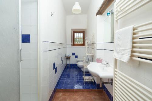 een badkamer met 2 wastafels en 2 toiletten bij Casale on the lake with sauna and saltwater swimming pool in Baschi