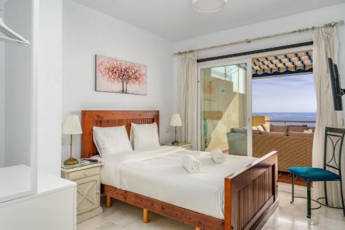 Schlafzimmer mit einem Bett und Meerblick in der Unterkunft Seaview terrace by the beach in El Faro Ref 93 in Mijas Costa