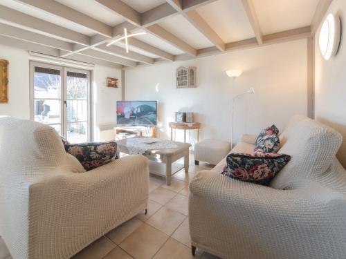 Μια τηλεόραση ή/και κέντρο ψυχαγωγίας στο Holiday Home Vissershuisje nr- 213 by Interhome