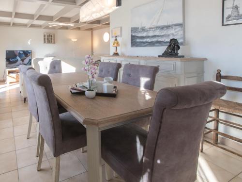 Χώρος καθιστικού στο Holiday Home Vissershuisje nr- 213 by Interhome