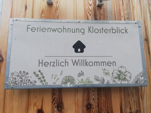 un cartel en una puerta de madera con las palabras Henshaw Willinsoninson en Ferienwohnung Klosterblick, en Bastheim