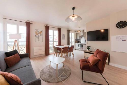 un salon avec un canapé et une table dans l'établissement Royal appartement Disneyland BMYGUEST, à Serris