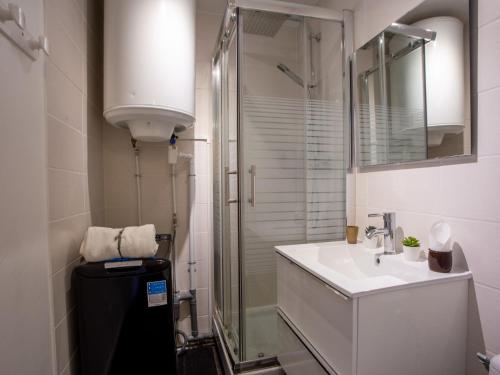 une salle de bain blanche avec un lavabo et une douche dans l'établissement Studio Côte d'Azur-10 by Interhome, à Bormes-les-Mimosas