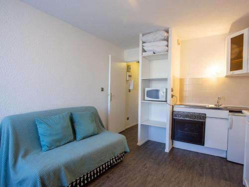 Cette petite chambre comprend un lit et une cuisine. dans l'établissement Studio Côte d'Azur-10 by Interhome, à Bormes-les-Mimosas