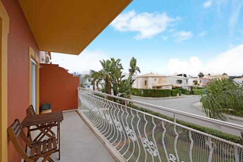 a balcony with a bench and a view of a street at Palmeiras Reais 110 in Portimão