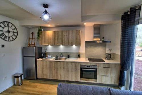 eine Küche mit einer Spüle und einem Kühlschrank in der Unterkunft Hohwarth - Le Contemporain - Logement 6 personnes in Saint-Pierre-Bois