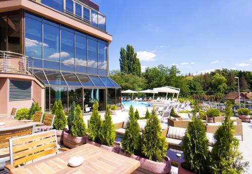 un complejo con piscina y un edificio en Hotel Premier Aqua - Adults Only, en Vrdnik