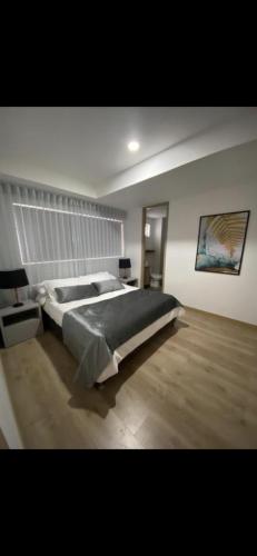 um quarto grande com uma cama grande em Apartamento confortable,lujoso y cómodo em Sabaneta