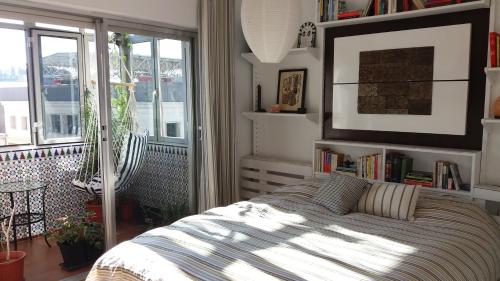 een slaapkamer met een bed en een groot raam bij Luminosa vivienda con Vistas en Casco Histórico in Cartagena