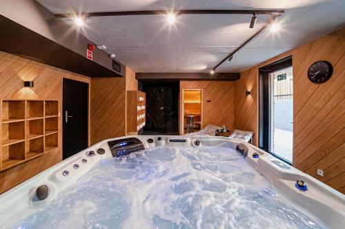 a jacuzzi tub in the middle of a room at Lipowy Dwór in Zakopane