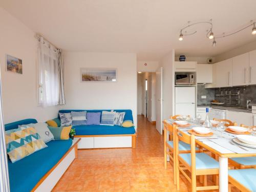 - un salon avec un canapé bleu et une table dans l'établissement Apartment Les Coteaux de la Nartelle-23 by Interhome, à Sainte-Maxime