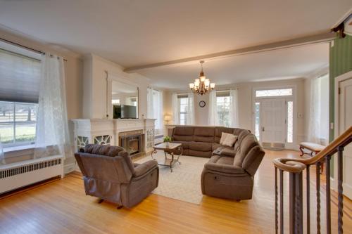 Χώρος καθιστικού στο 3-Acre Property Charming Dutch Country Colonial