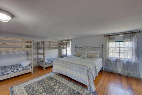1 dormitorio con 2 literas y alfombra en Lovely Reading Home with Large Yard on 7 Acres! en Reading