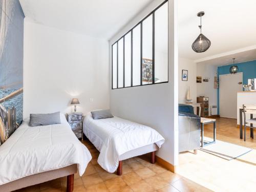 1 Schlafzimmer mit 2 Betten und einem Fenster in der Unterkunft Apartment Les Ecureuils by Interhome in La Palud
