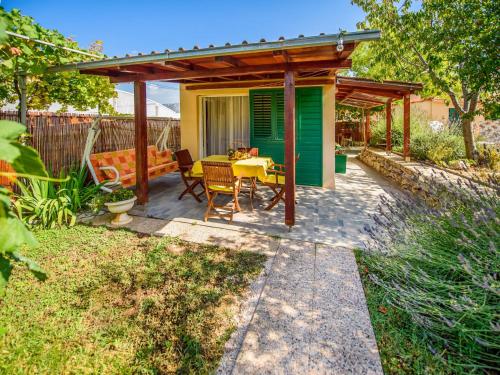 une terrasse avec une table et des chaises ainsi qu'une maison dans l'établissement Holiday Home Taja by Interhome, à Split