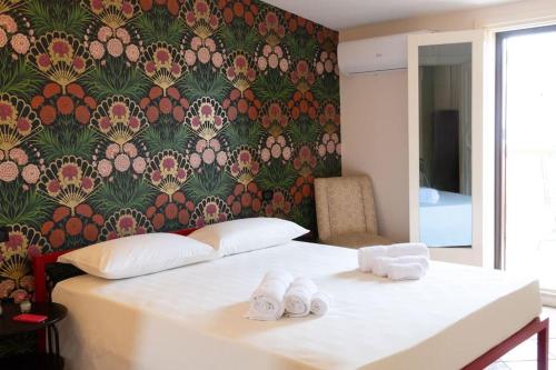 een slaapkamer met een bed met handdoeken erop bij San Colin casa vacanze in Conversano