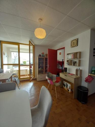 un salon avec une table et des chaises dans l'établissement Les Sables d'Or, à Le Castellas