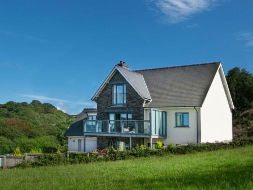 PenbrynにあるHoliday Home Tresaith by Interhomeの草原の頂上の家