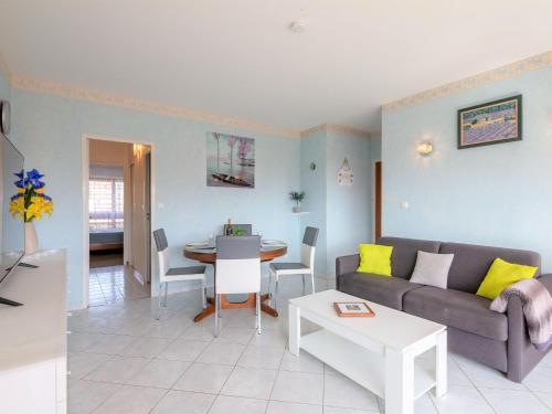 un salon avec un canapé et une table dans l'établissement Apartment Le Maxime-1 by Interhome, à Sainte-Maxime