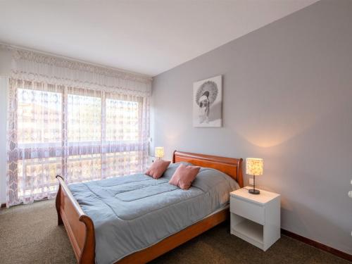 une chambre avec un lit et une fenêtre dans l'établissement Apartment Le Maxime-1 by Interhome, à Sainte-Maxime